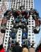Construyen modelo de “transformer” con automóviles desechados Construyen modelo de “transformer” con automóviles desechados
