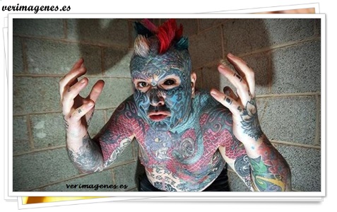 Imagen Para hacerse un tatuaje 3D un hombre se quema la cara